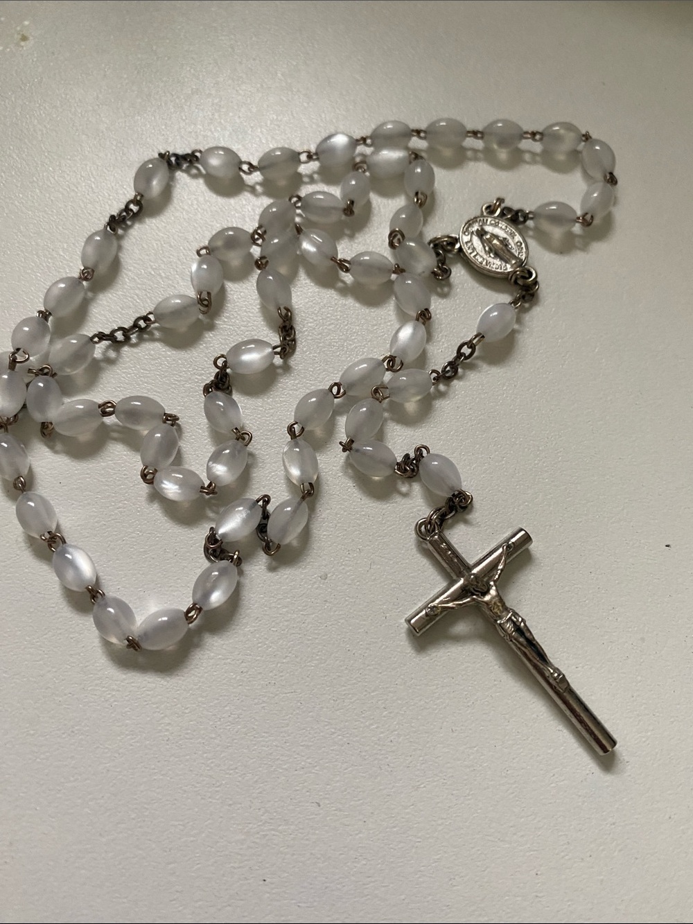 Vintage glossy White Bead Rosary 📿 chain Necklace